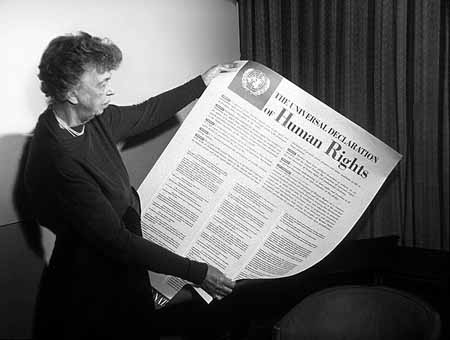 Mrs. Eleanor Roosevelt, moglie del presidente degli Stati Uniti, mostra la Dichiarazione in formato poster (1949)